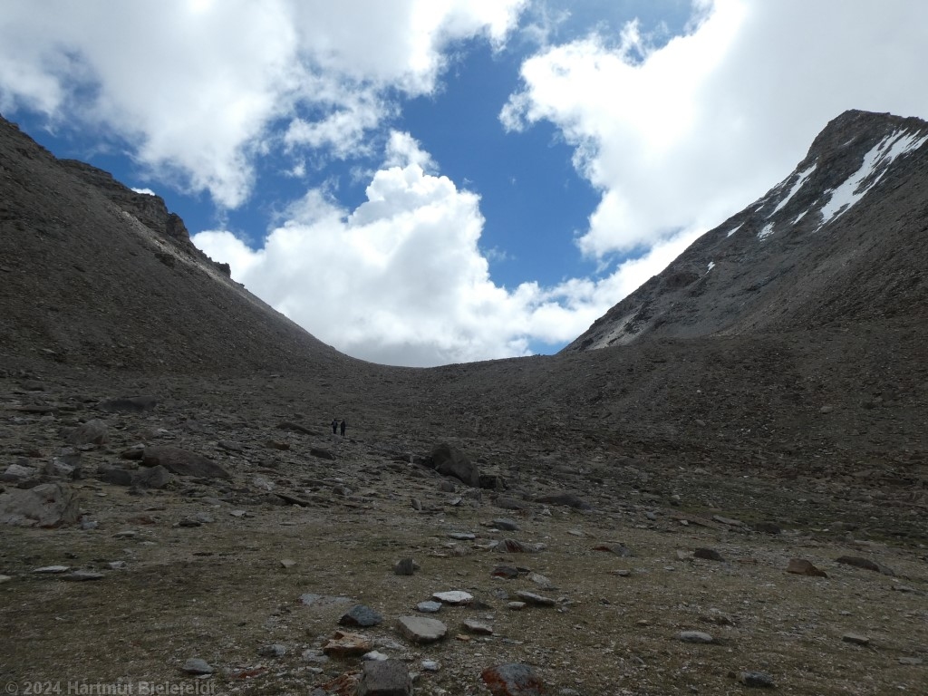 at 5700 m, on the way to the pass