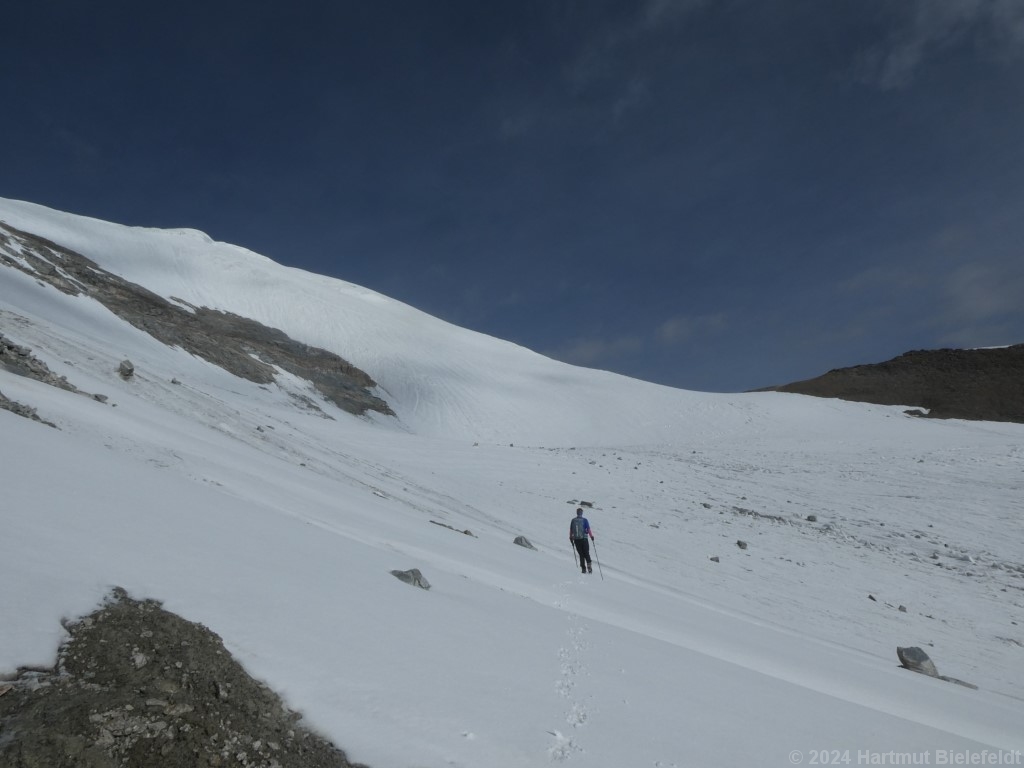 Traverse into the glacier basin