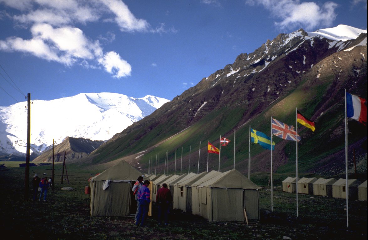 Basislager Atschik Tasch (3700 m), hinten der Pik Lenin