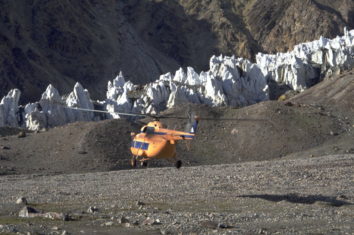 Der Hubschrauber verl��t das Lager wieder