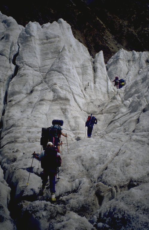 Der Weg zum ersten Lager am Pik Korzhenevskaja f�hrt durch den Gletscherbruch