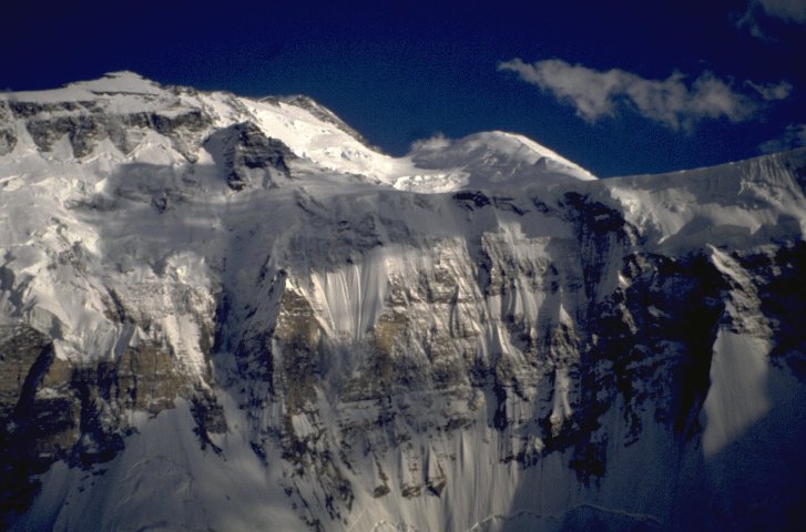 Die gro�e Wandflucht, die das Pamir-Hochplateau im Norden tr�gt, und der Pik Kommunismus