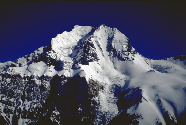 Genau gegen�ber thront der Pik Korzhenevskaja