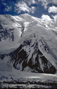 Auf dem Weg zum Vorobjev sehen wir den Borodkin-Pfeiler erstmals genauer.
